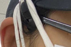女人戴绑带式纱布口罩，环卫工人戴纱布口罩