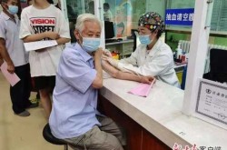 加强老年人新冠疫苗接种，社区60岁以上老人接种疫苗