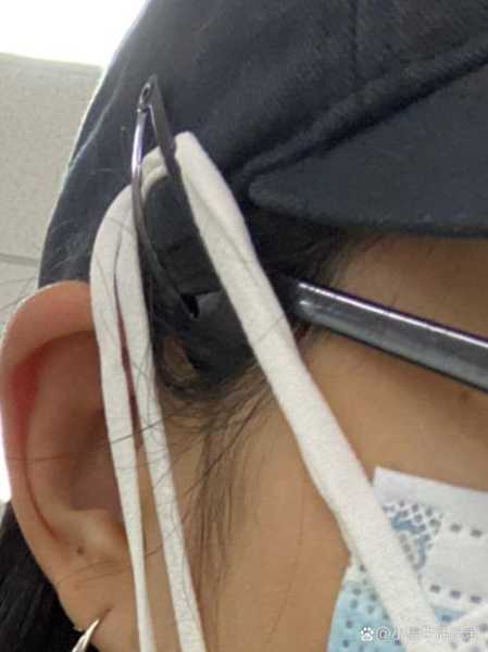 女人戴绑带式纱布口罩,环卫工人戴纱布口罩